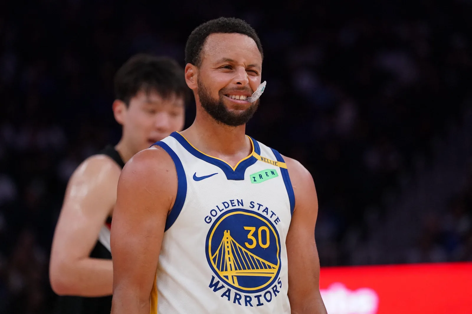 Curry ankle injury clears as Warriors open against Lakers